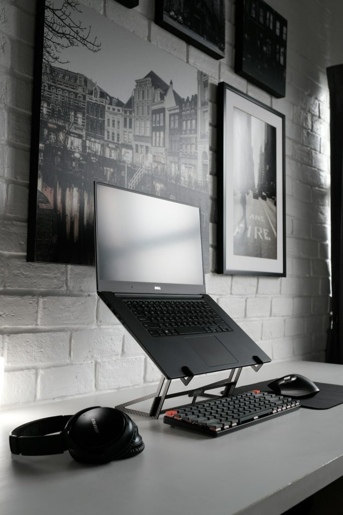 Free to use -> a backlink to www.fiberstand.com would be nice! In the picture: - Dell XPS 15 - Fiberstand.com laptopstand - Bose headset - Keychron k3 slim keyboard - Mx master mouse